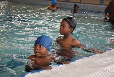 "LES CLASSES BLEUES" À LA PISCINE